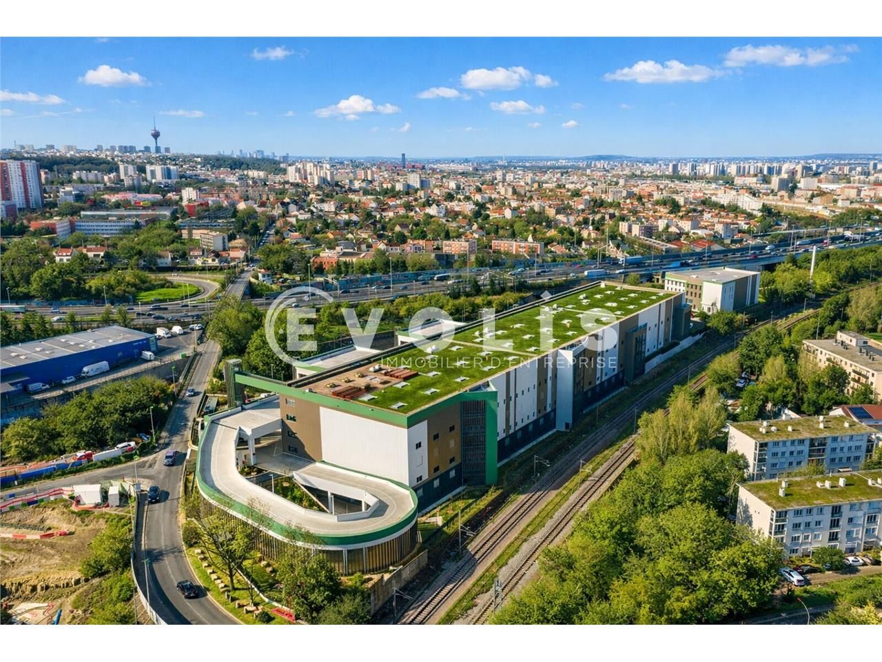 Idéalement situé au pied du noeud autoroutier A3/