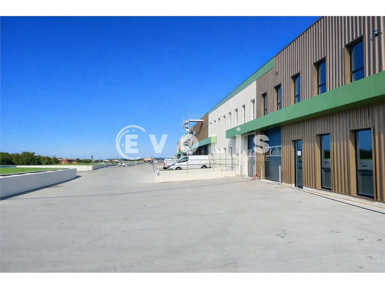 Idéalement situé au pied du noeud autoroutier A3/