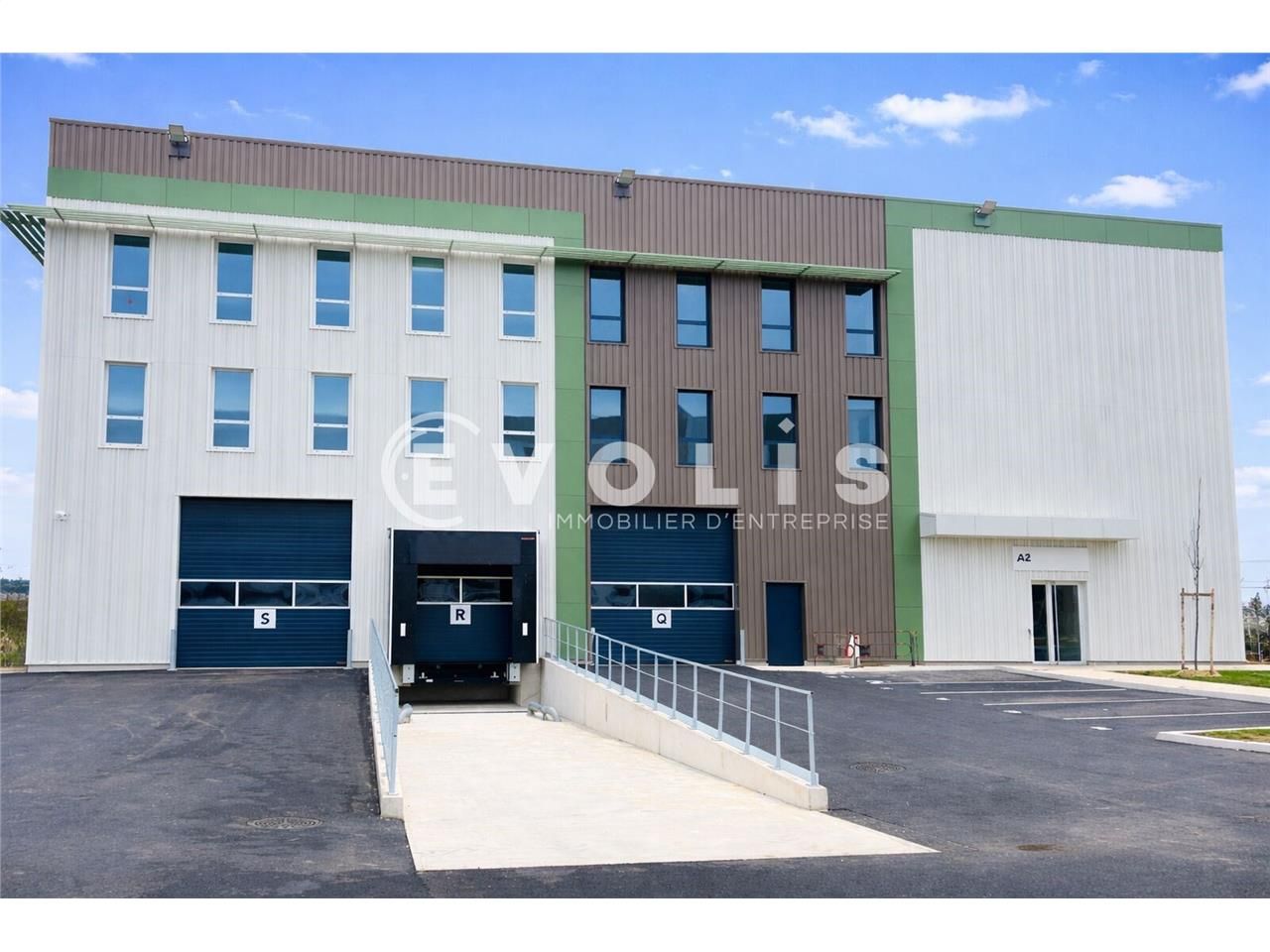 Idéalement situé au pied du noeud autoroutier A3/
