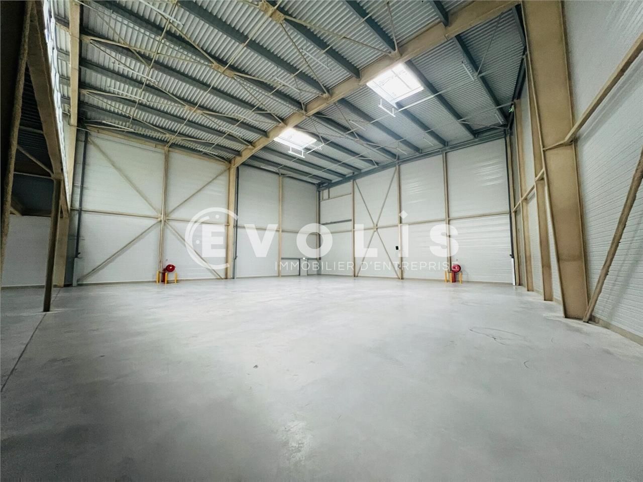 Idéalement situé au pied du noeud autoroutier A3/