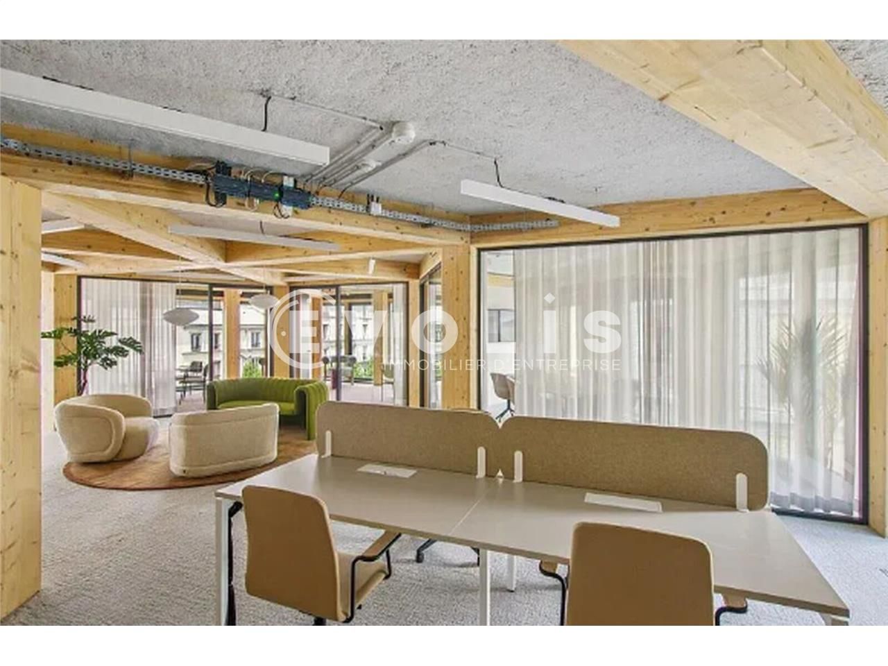 Situé au coeur du 8ème arrondissement de Paris, E