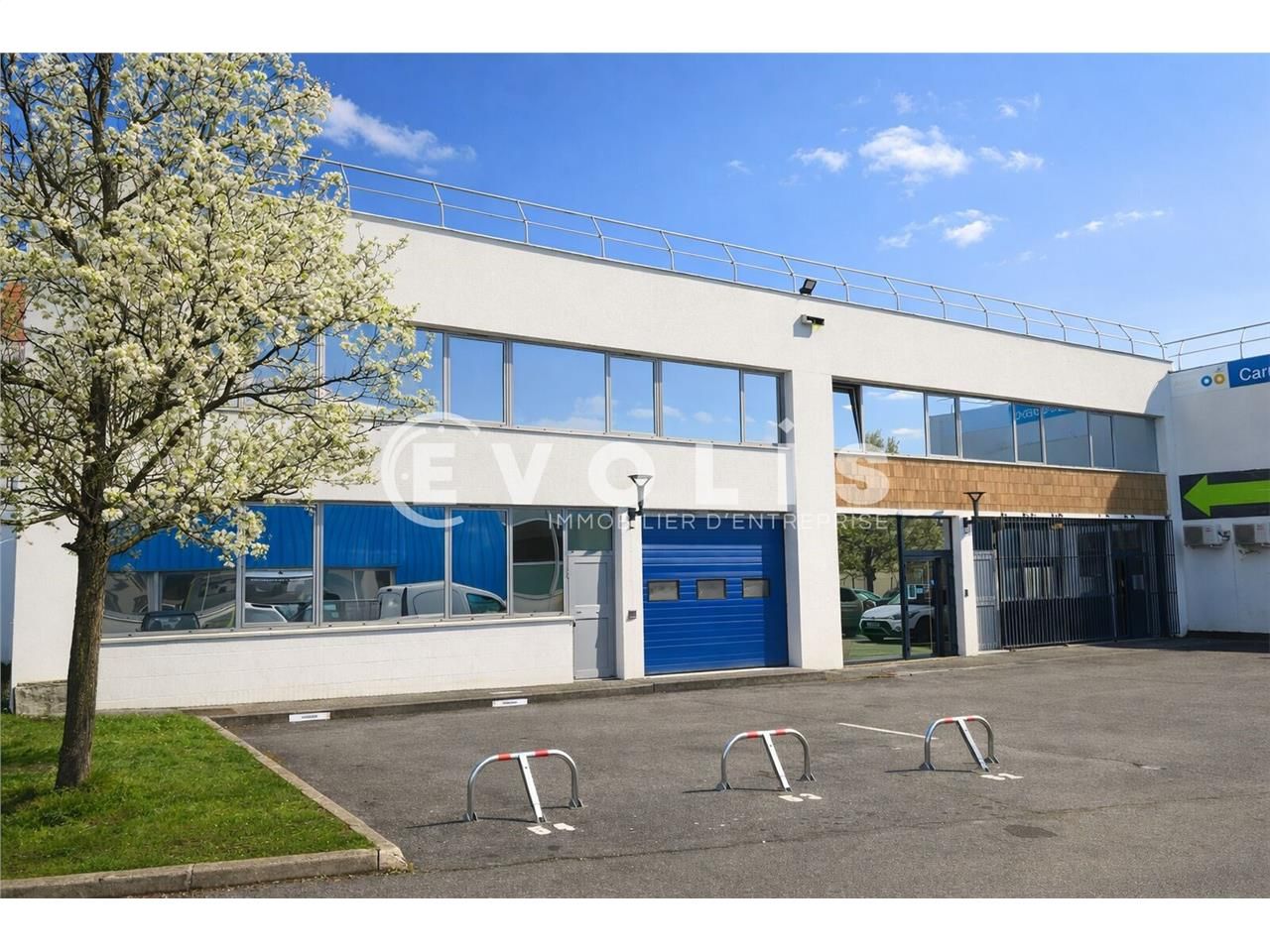 À quelques minutes à pied de la gare RER A de Noi