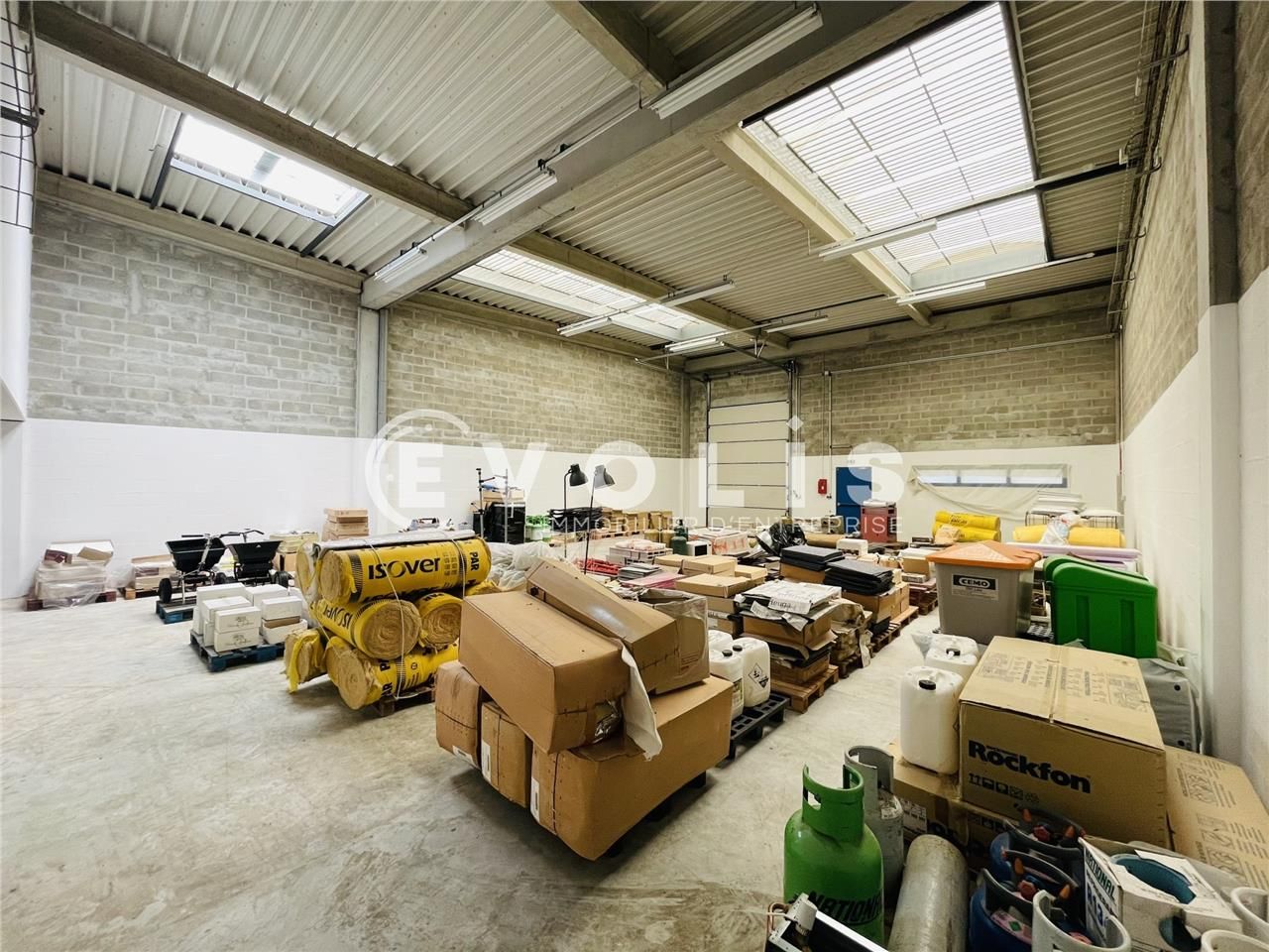 En façade de la D402, à proximité immédiate de l'