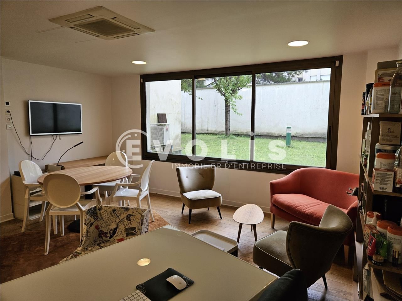 Situé en plein coeur de Montrouge, à quelques min