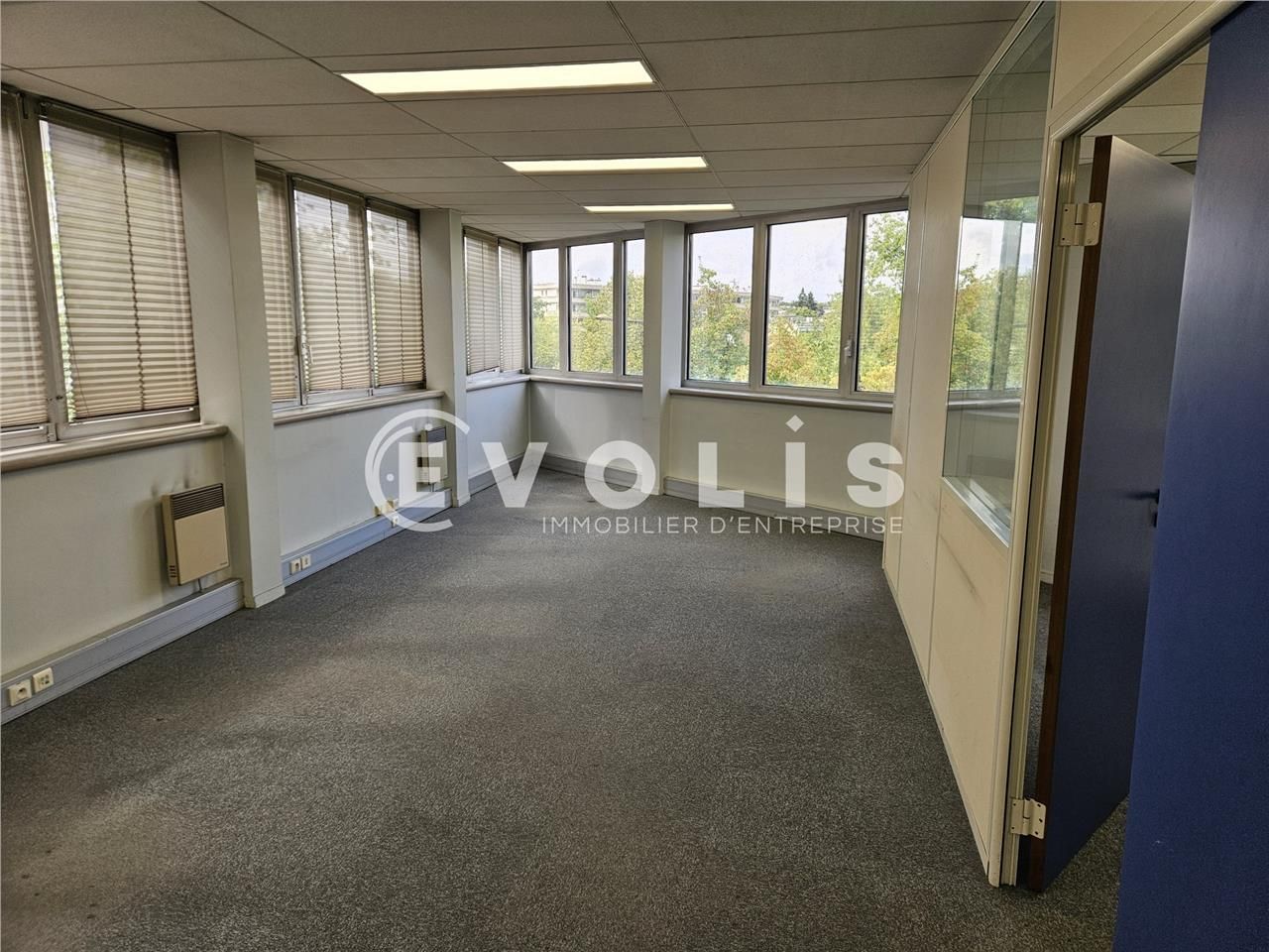 Situés dans un immeuble exclusivement tertiaire e