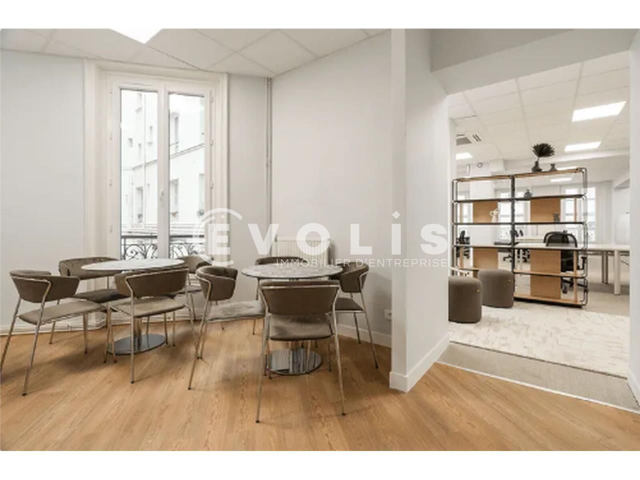 Situé dans le 8ème arrondissement de Paris, à 3 m