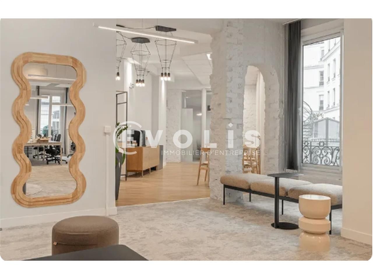 Situé dans le 8ème arrondissement de Paris, à 3 m