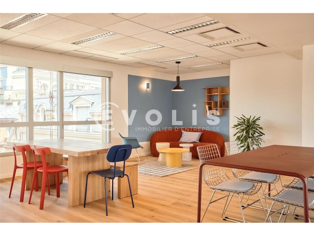 Situé à la frontière du 9ème et du 18ème arrondis