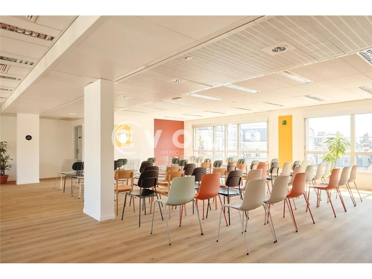 Situé à la frontière du 9ème et du 18ème arrondis