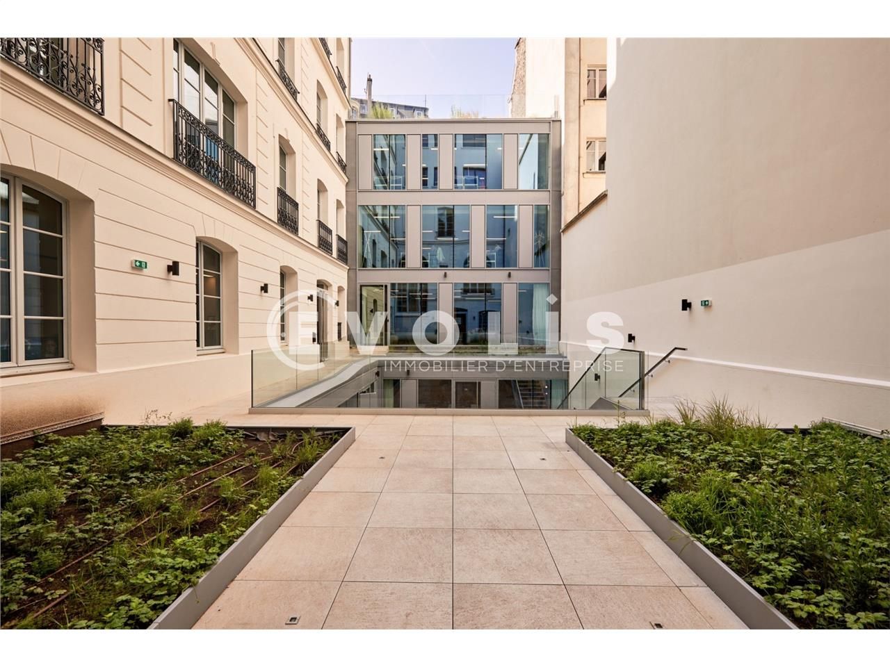 Au sein d'un immeuble indépendant Haussmannien ha