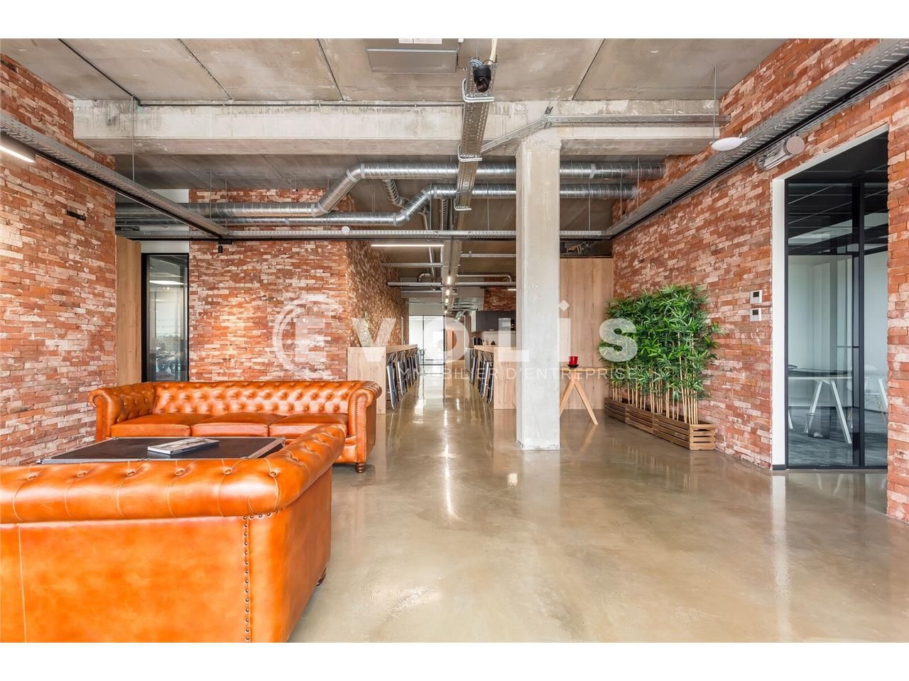 À louer, 825 m² de bureaux atypiques aménagés ave