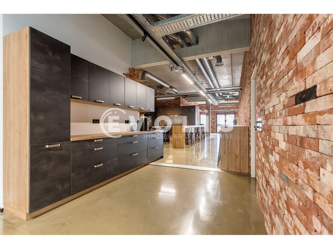 À louer, 825 m² de bureaux atypiques aménagés ave