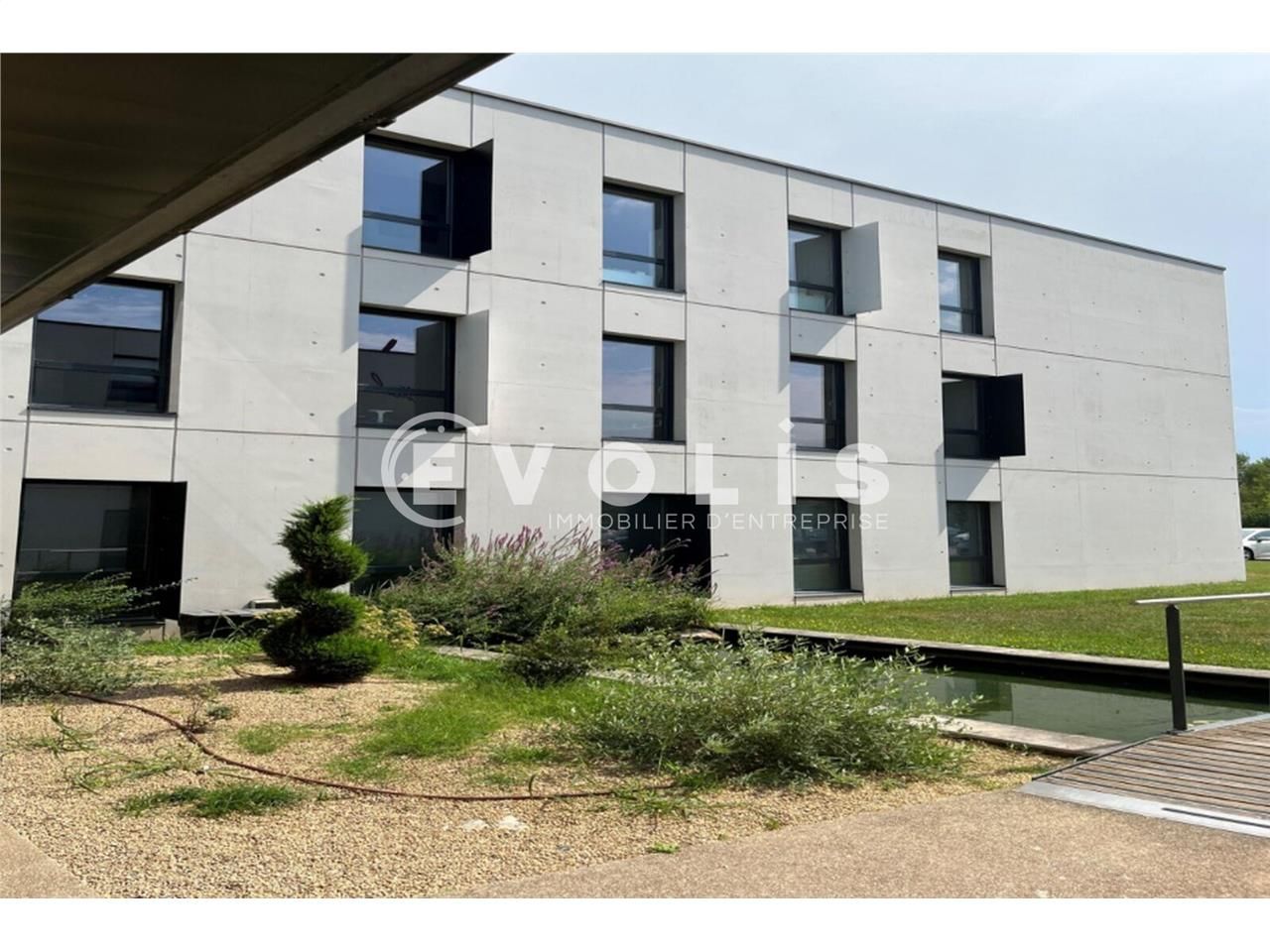 Au sein de l'ensemble tertiaire Le Triopole à Sai