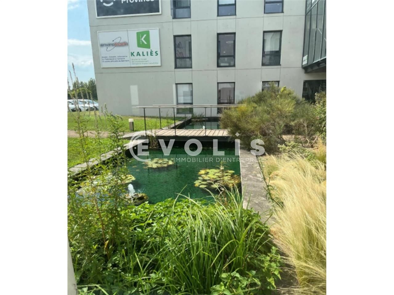 Au sein de l'ensemble tertiaire Le Triopole à Sai