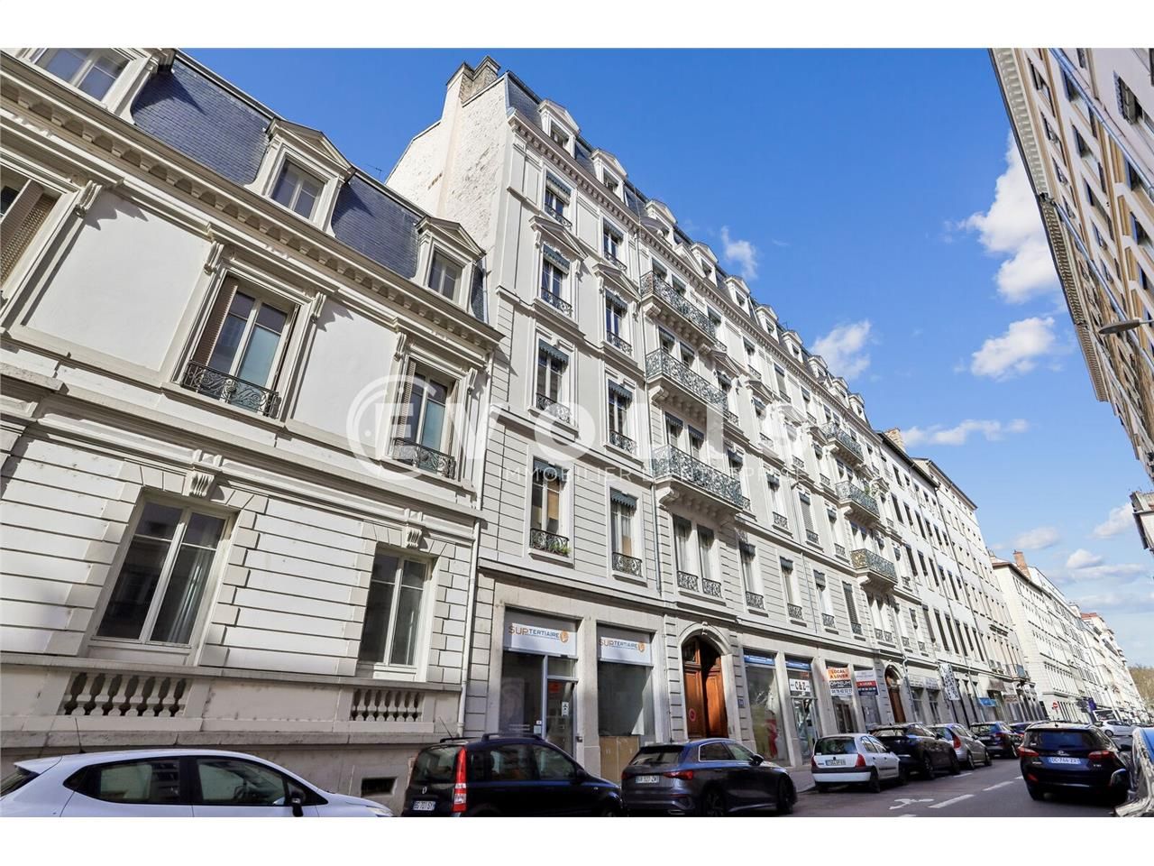 Au rez-de-chaussée d'un élégant immeuble haussman