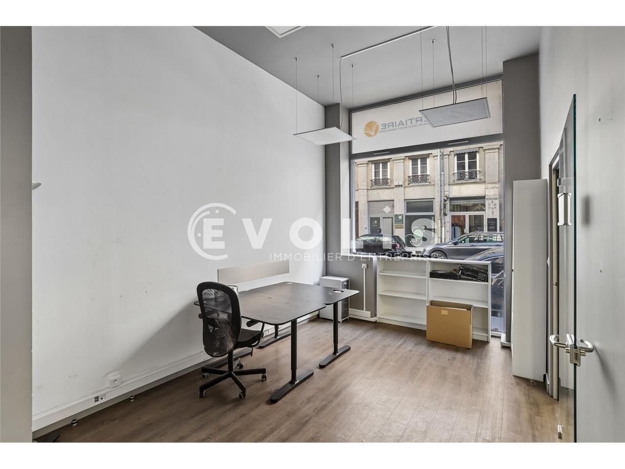 Au rez-de-chaussée d'un élégant immeuble haussman