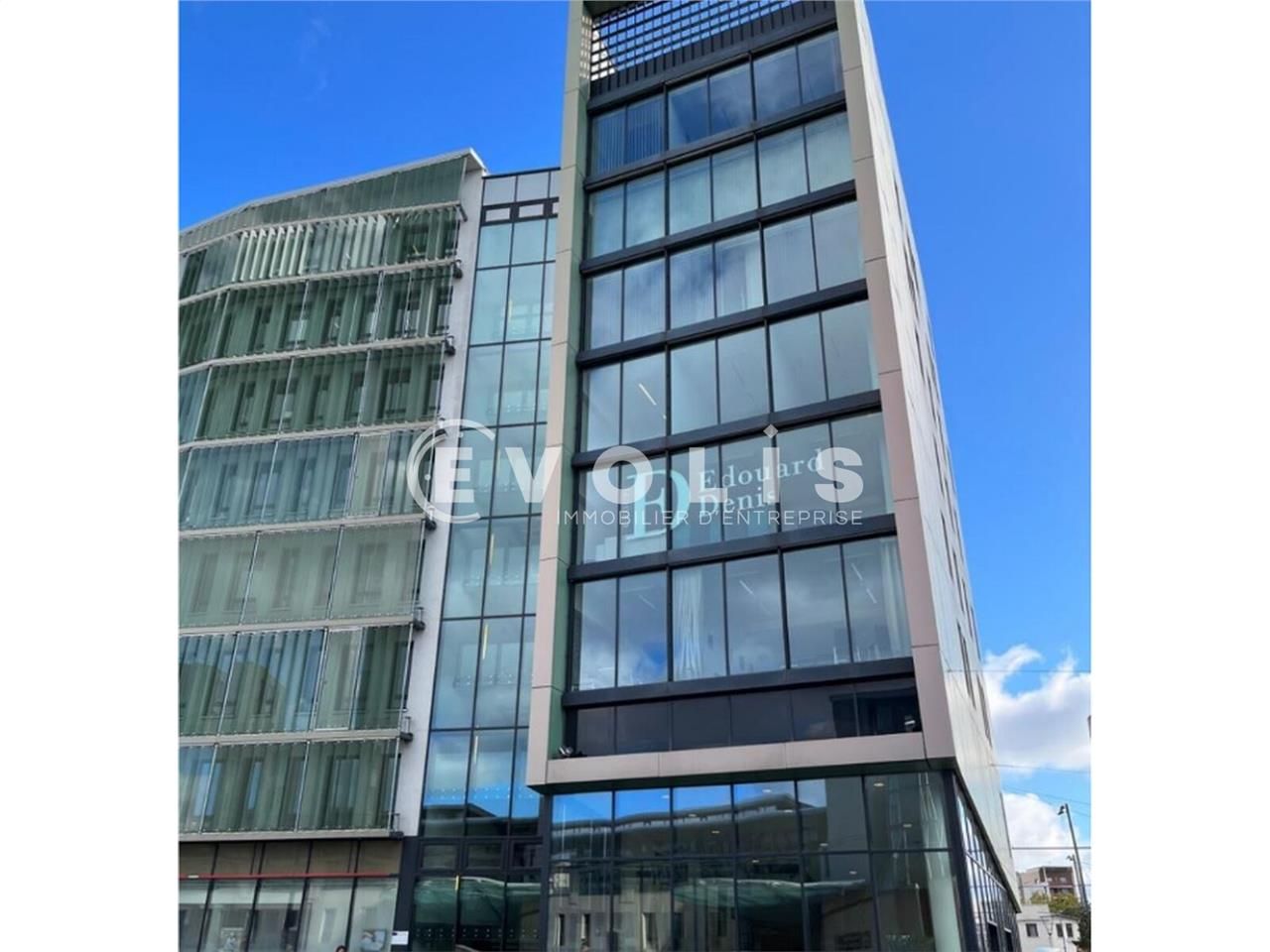 Au pied du métro Debourg, découvrez des bureaux l