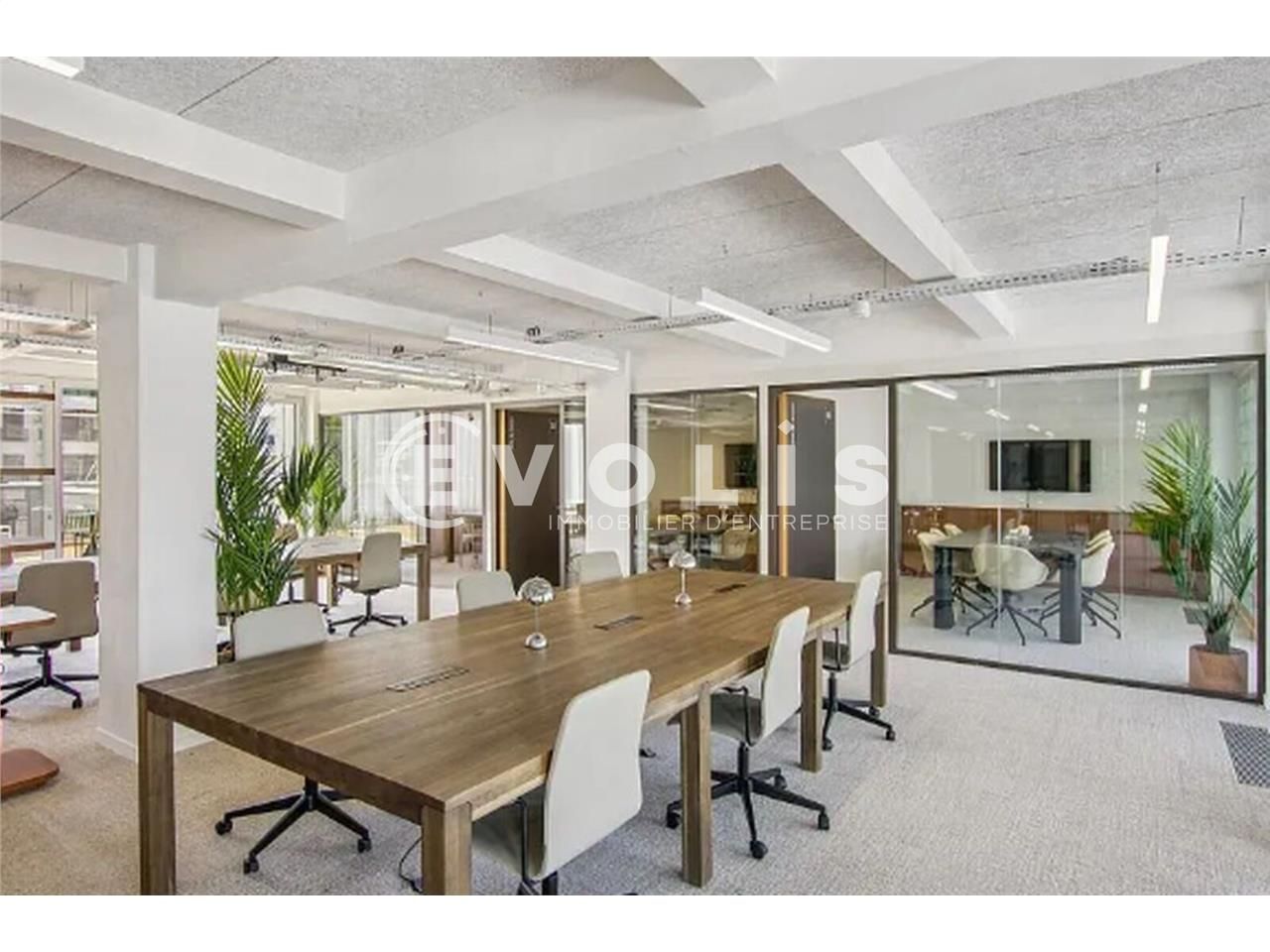 Situé au coeur du 8ème arrondissement de Paris, E