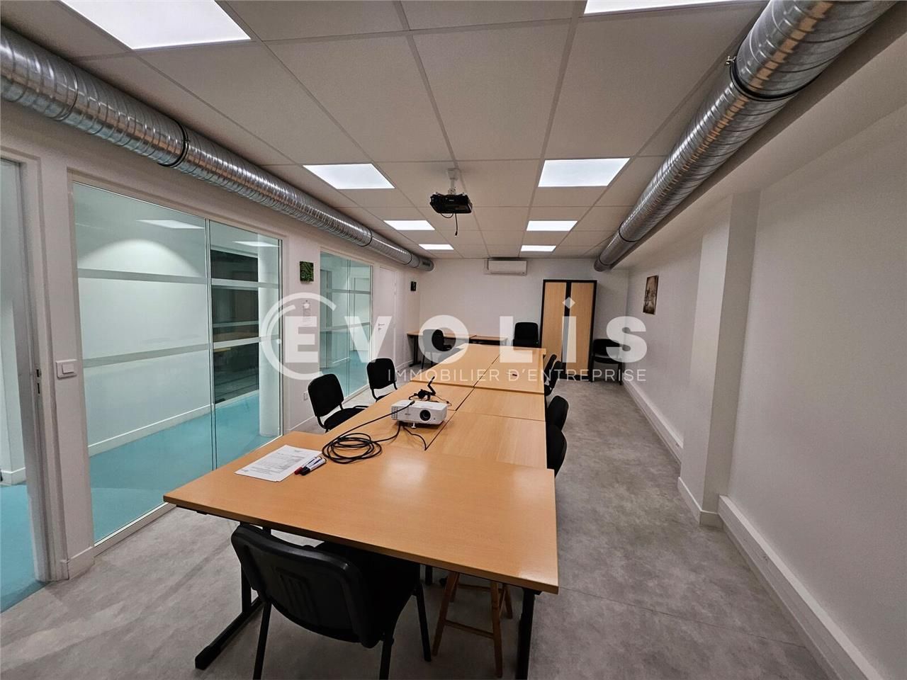 Découvrez une opportunité de bureaux rare à Montr