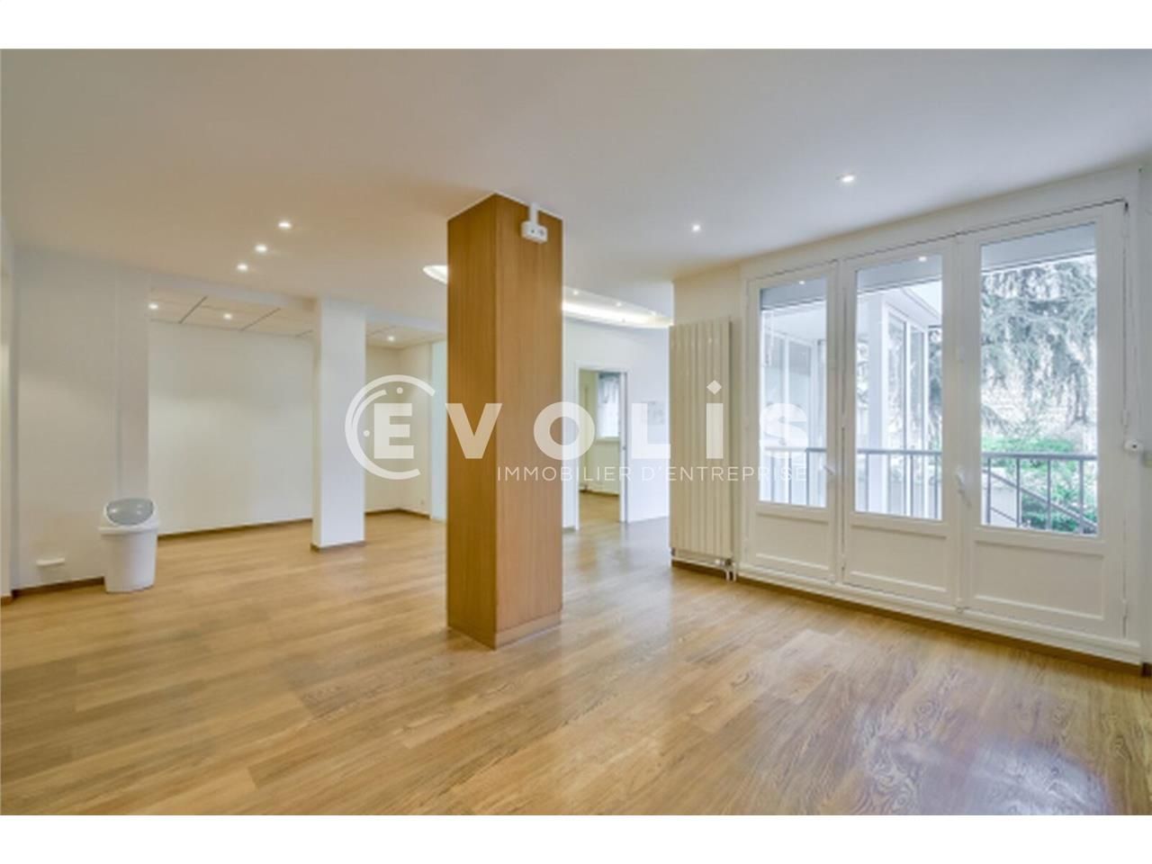 A proximité immédiate du métro Emile-Zola et des 