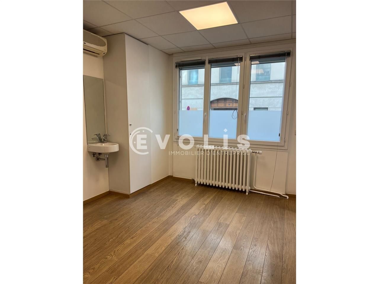 A proximité immédiate du métro Emile-Zola et des 