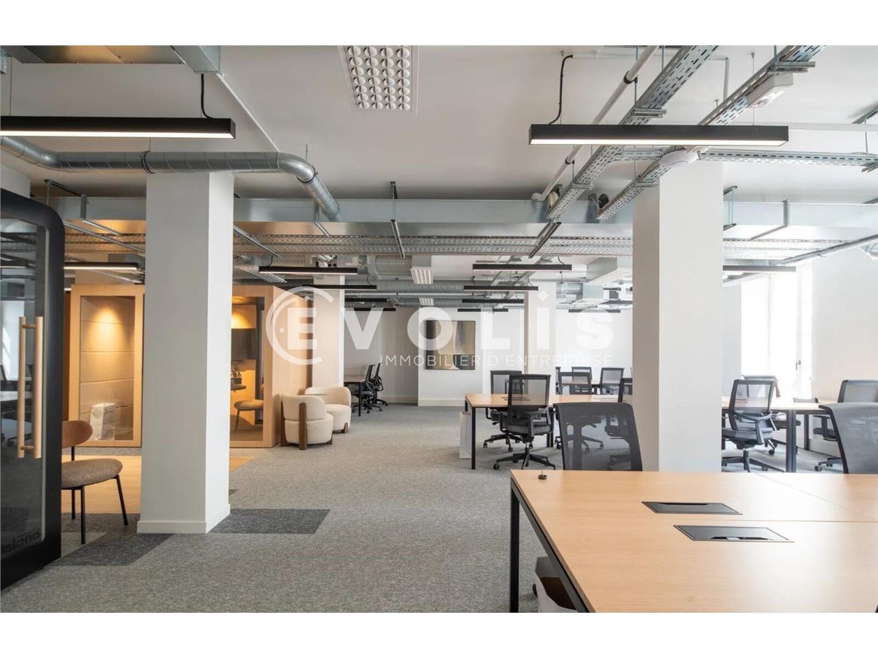 Emplacement de choix pour ces bureaux modernes à