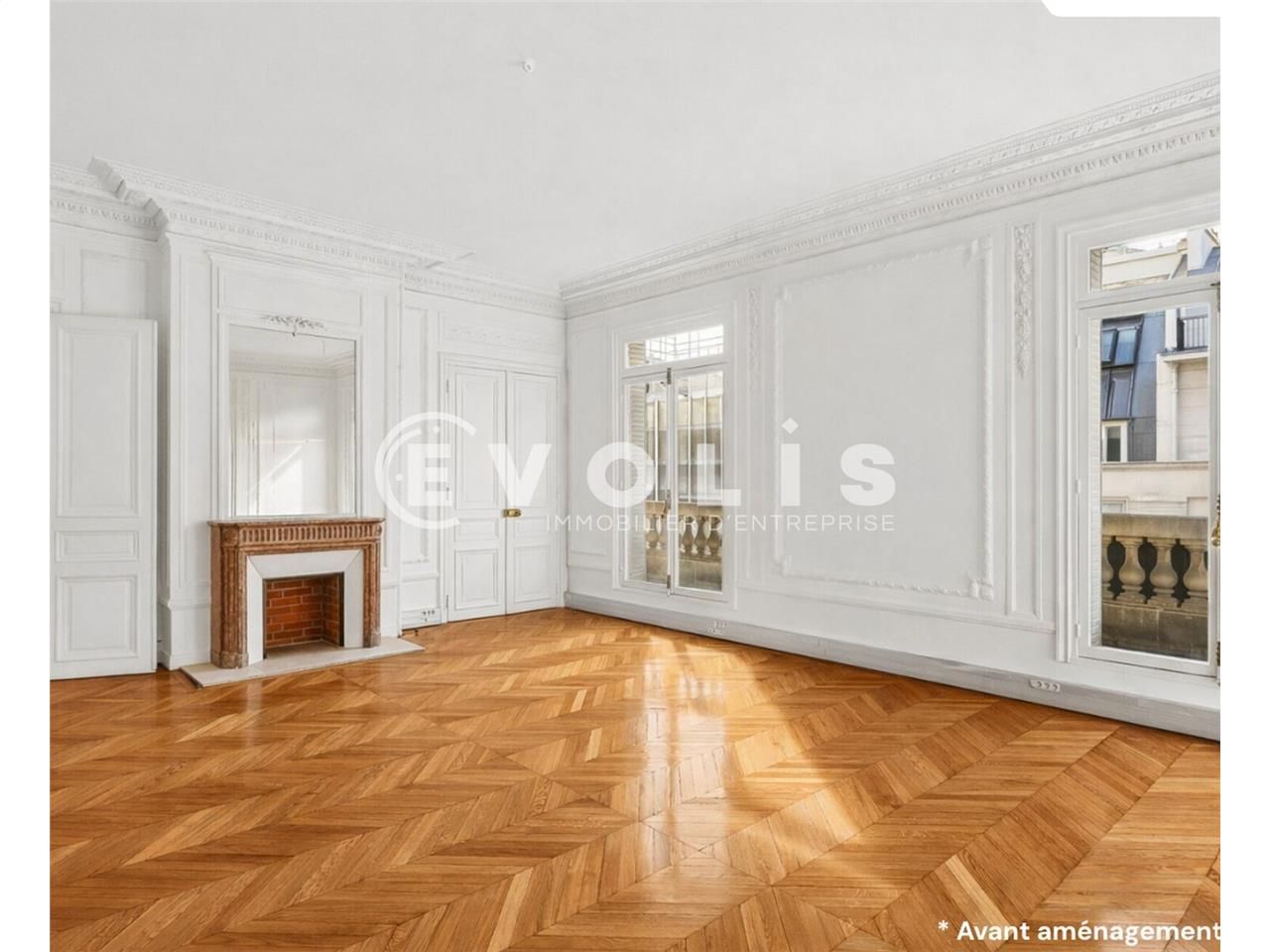 Situé au pied du métro Miromesnil, EVOLIS vous pr