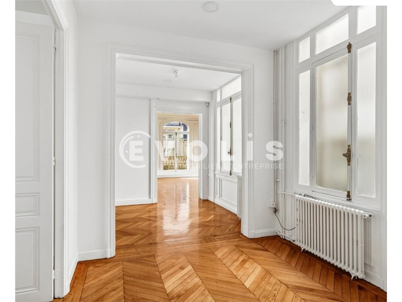 Situé au pied du métro Miromesnil, EVOLIS vous pr