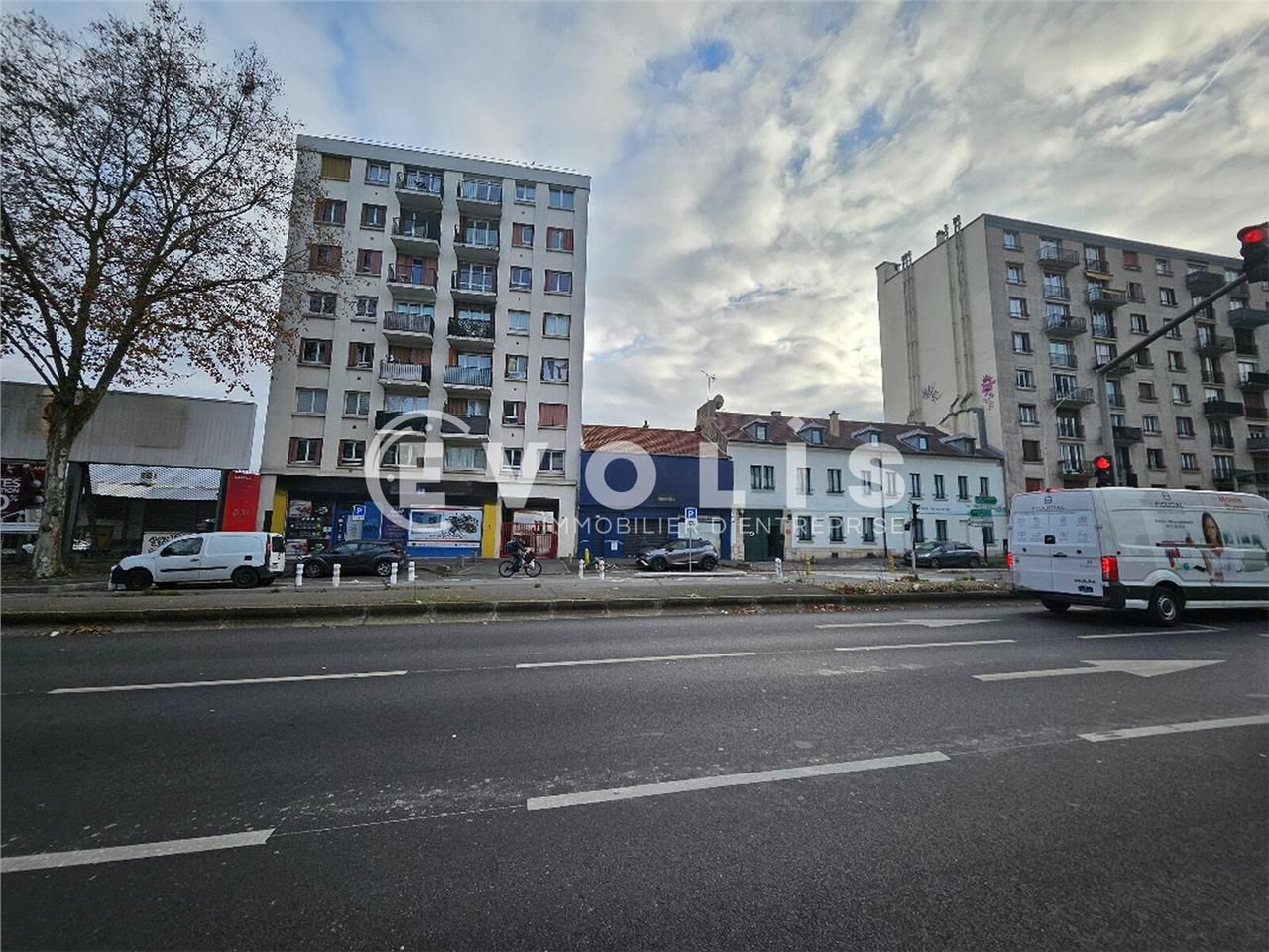 Situé sur la Nationale 20, axe extrêmement passan
