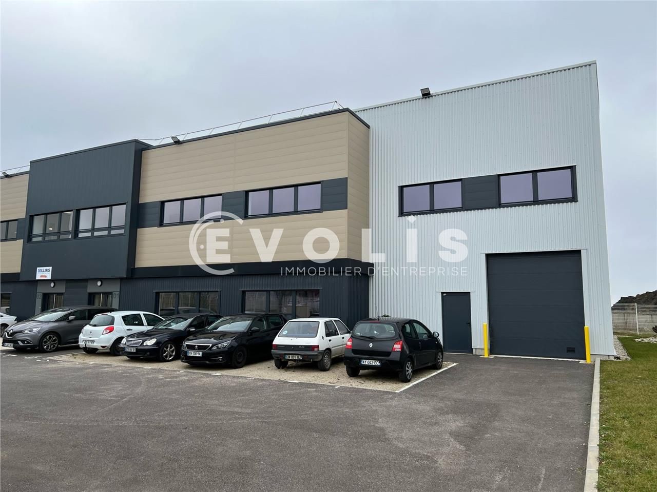 Au sein d'un parc d'activités clos en constructio