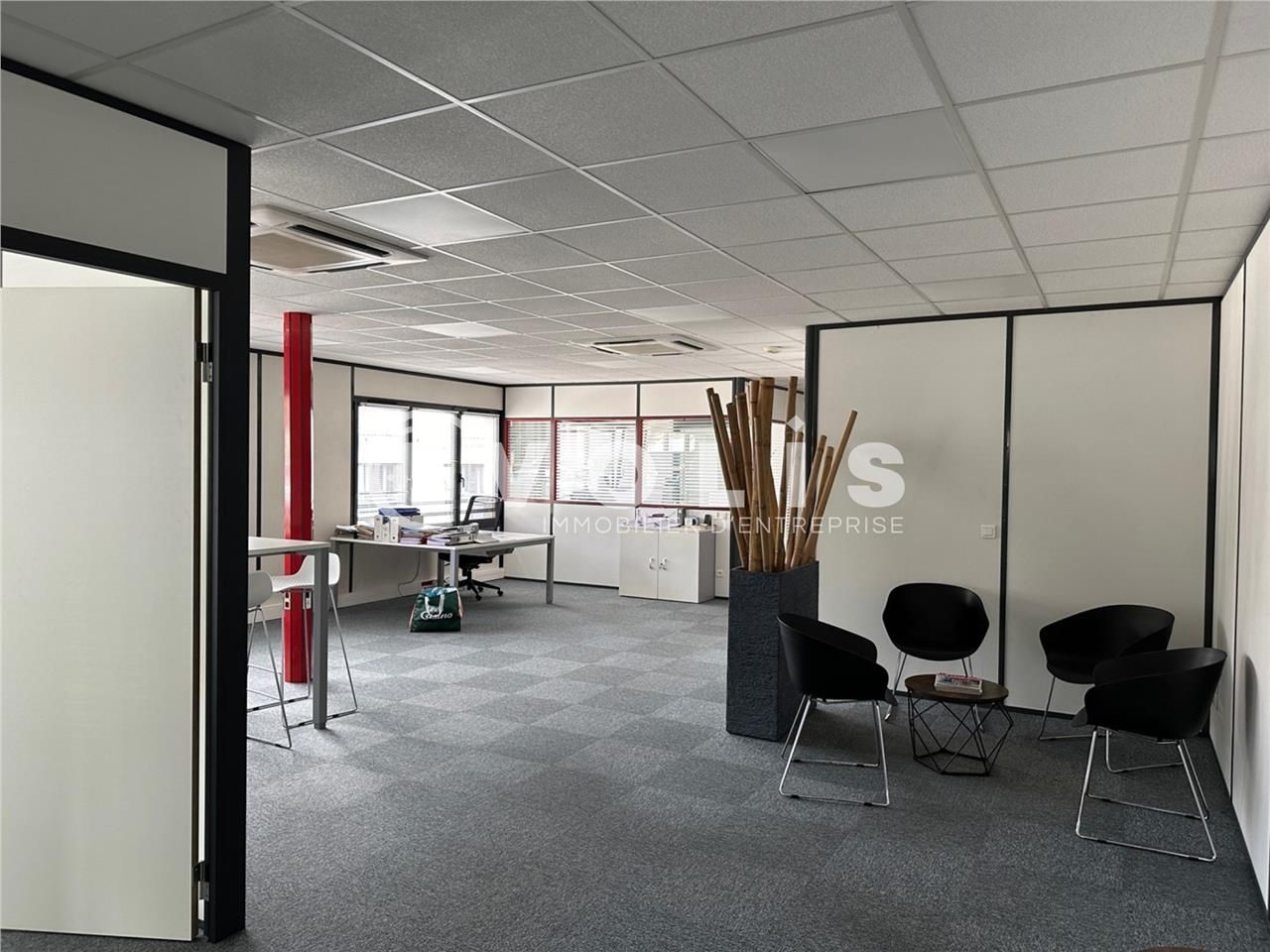 Situés à Limas, ces bureaux de 171 m² sont entièr