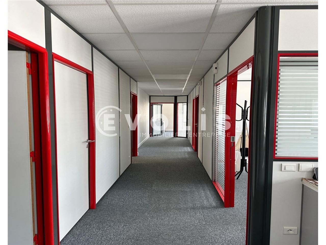 Situés à Limas, ces bureaux de 171 m² sont entièr