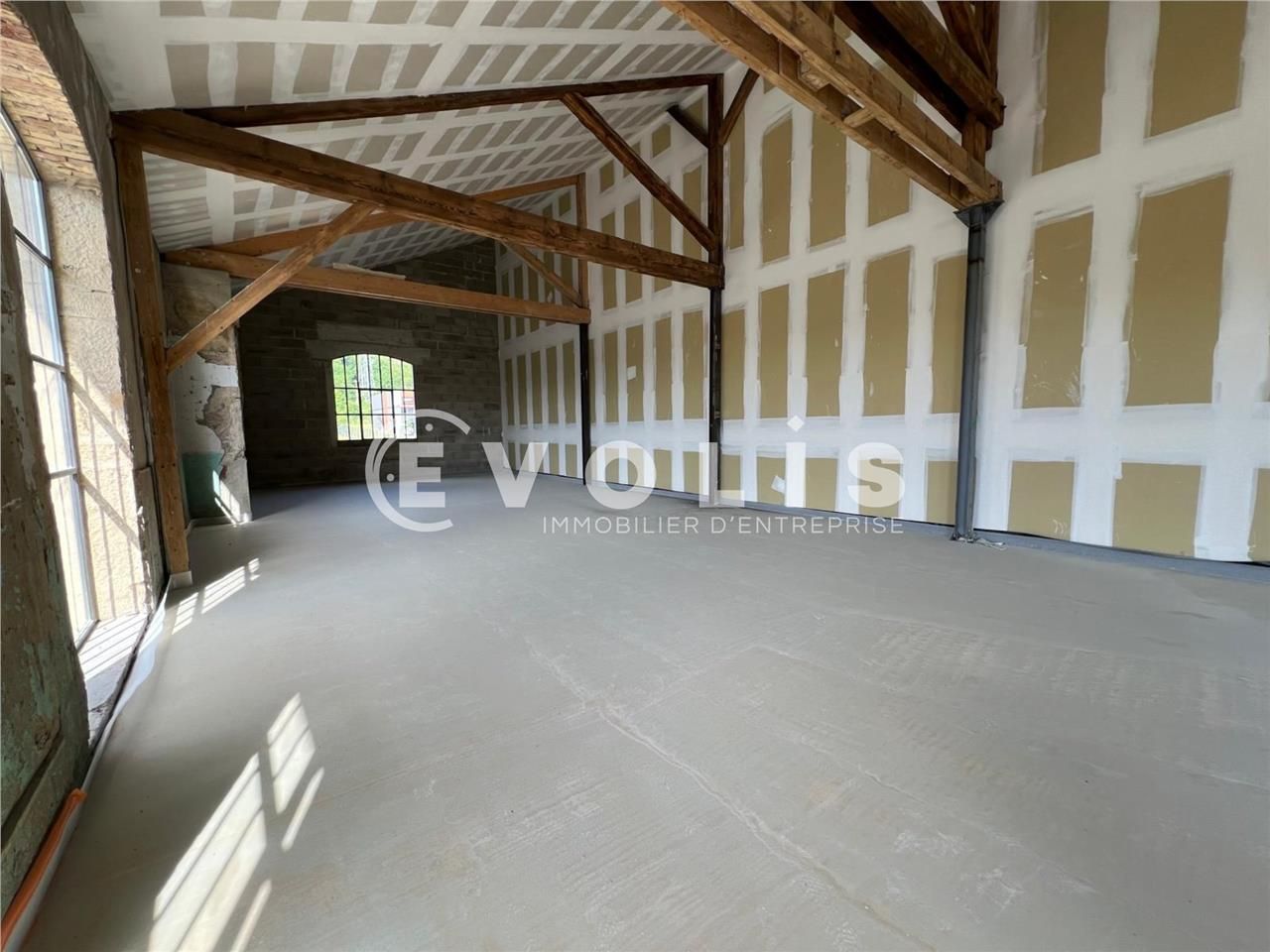 Situé à Chaponost, dans un immeuble classé aux Bâ