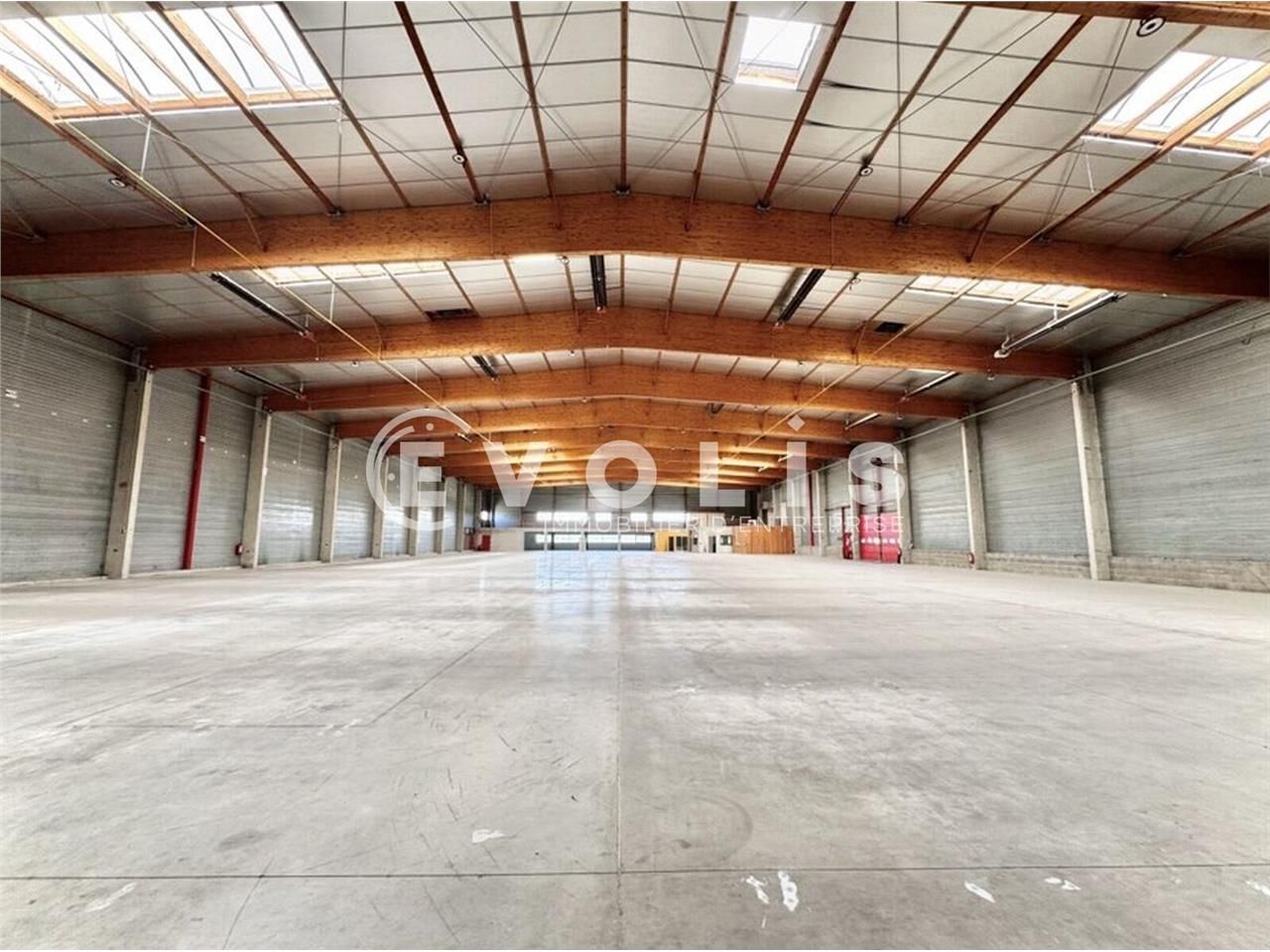 À louer - Bâtiment indépendant de 3 930 m² à Sain