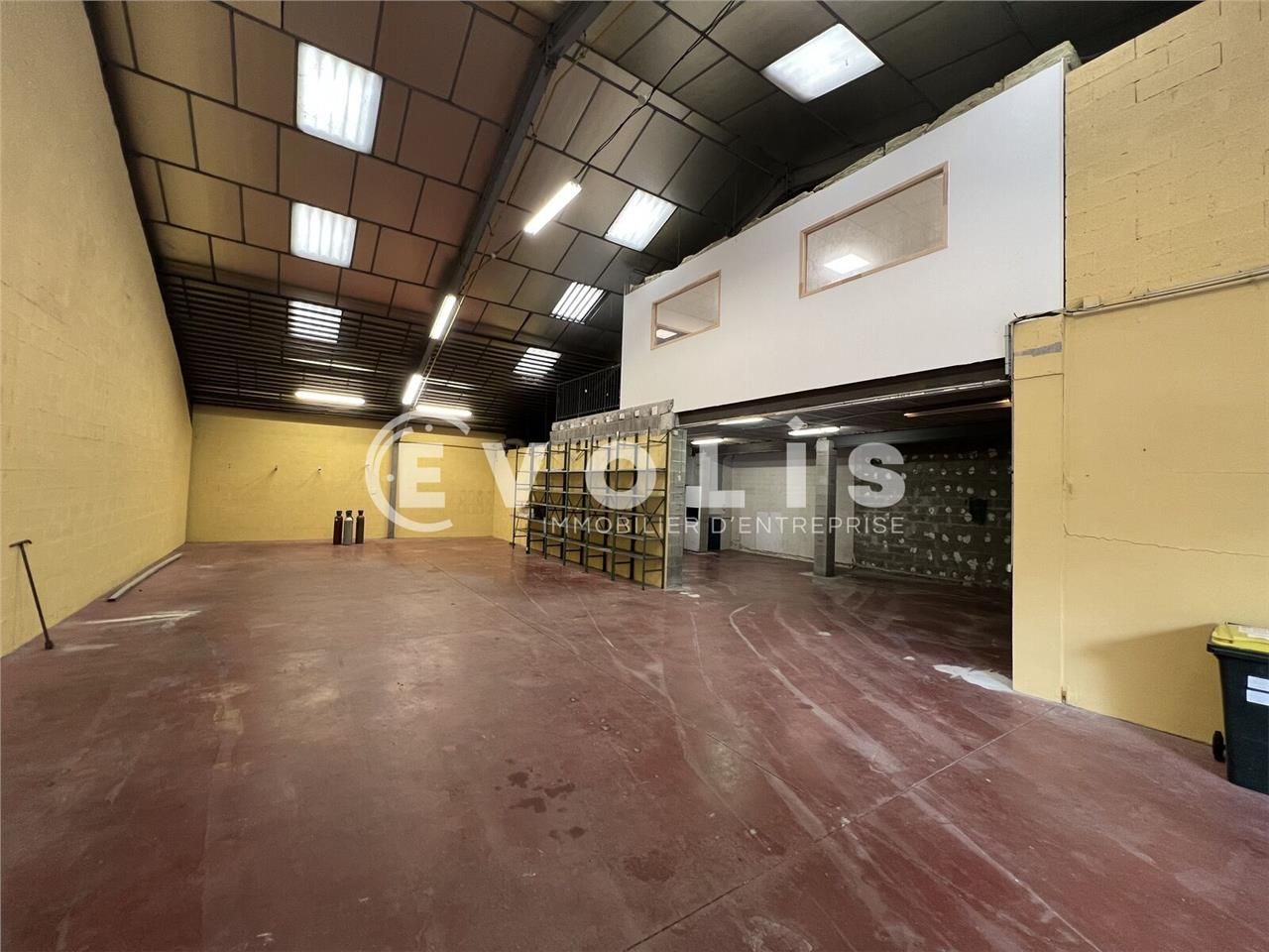 Locaux d'activité de 411 m² non divisibles à Vend