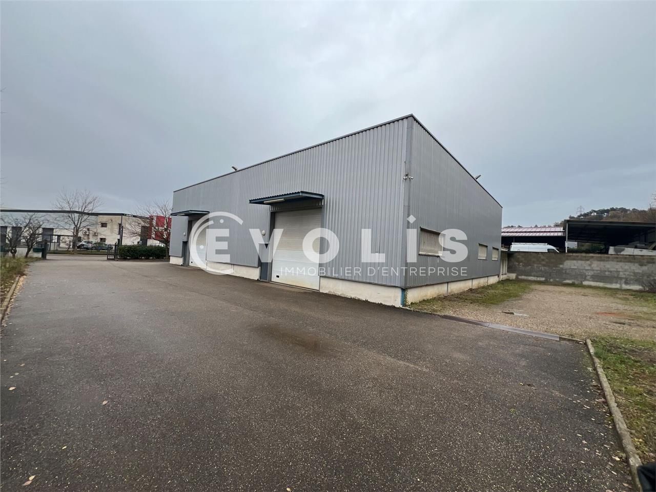 Rare à la location : bâtiment indépendant équipé 