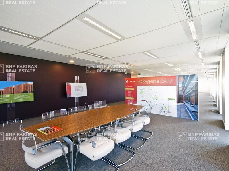 8532 m² pour ce bureaux en location à Chevilly larue