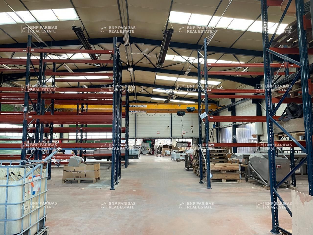 846 m² pour ce activité en location à Montanay