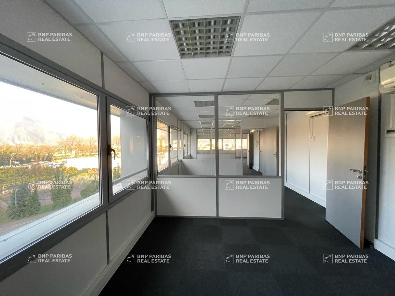 1171 m² pour ce bureaux en location à Fontaine