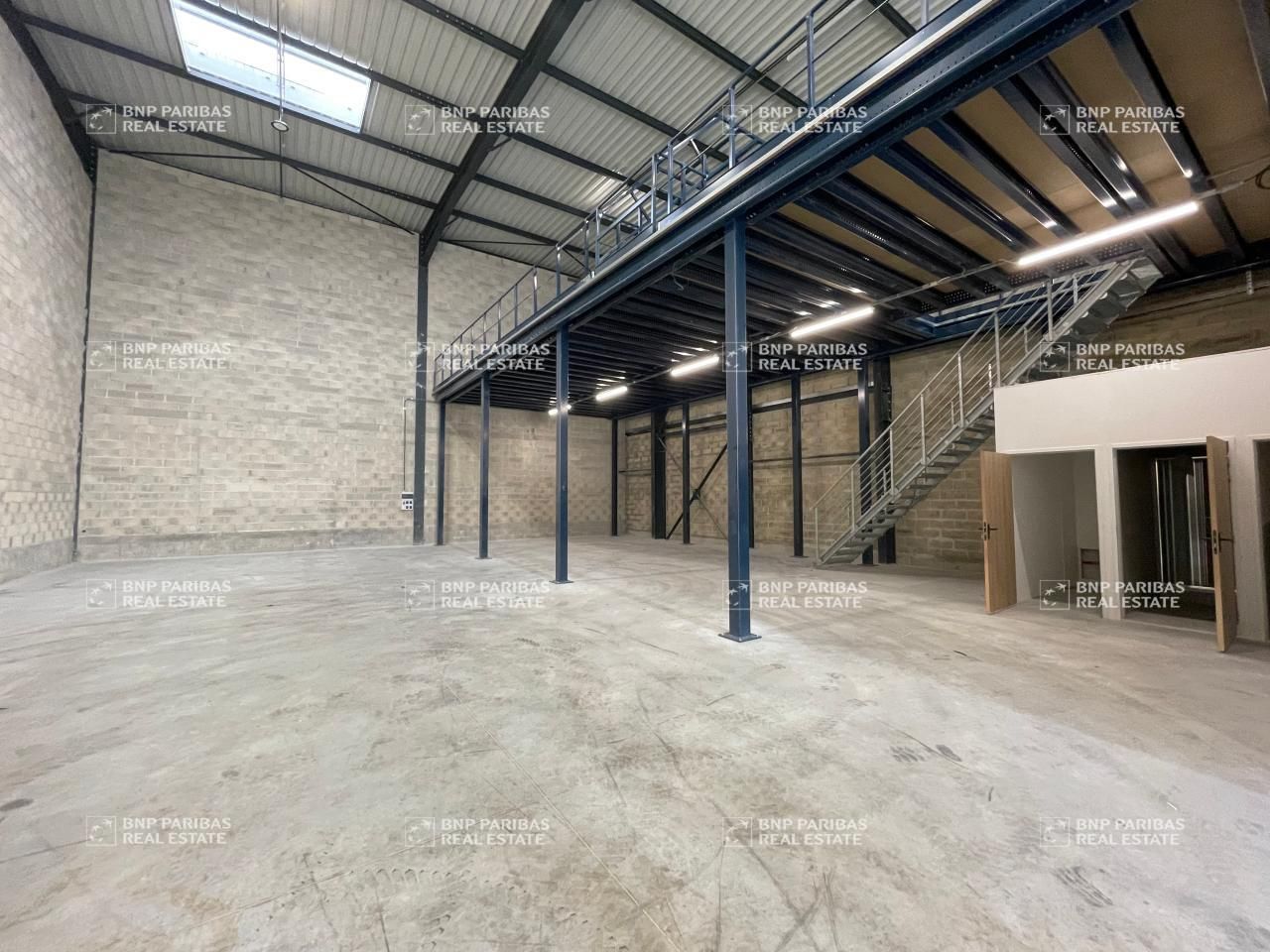 Location PME-PMI 2137.16 m² divisibles 77700 Serris