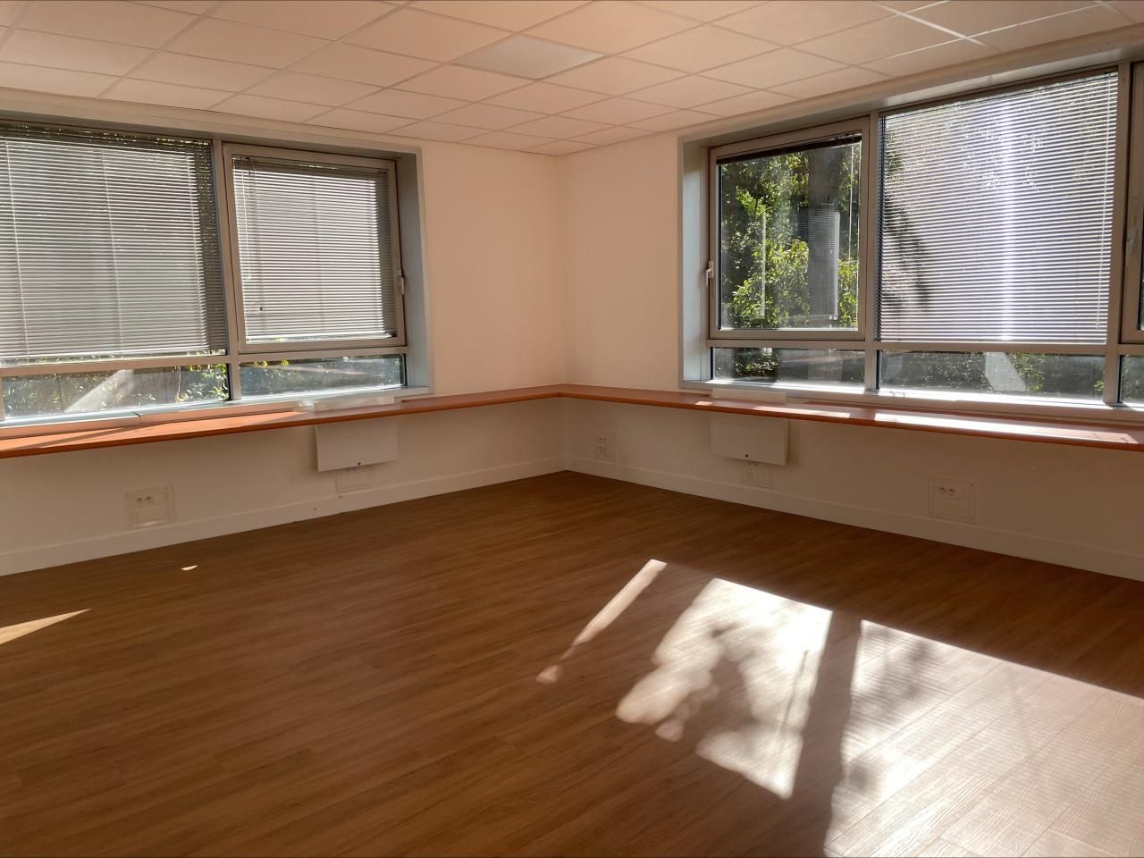 1137 m² pour ce bureaux en location à Éragny