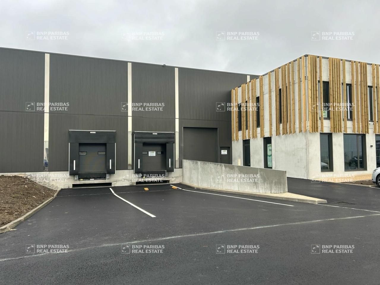 2114.03 m² pour ce activité en location à Leers