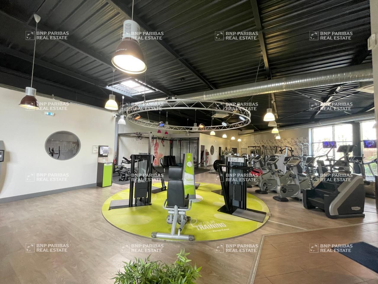 631 m² pour ce activité en location à La chapelle saint mesmin