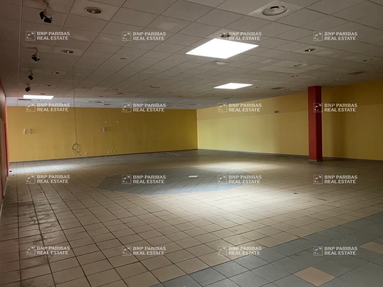 866 m² pour ce activité en location à Saint jean de la ruelle