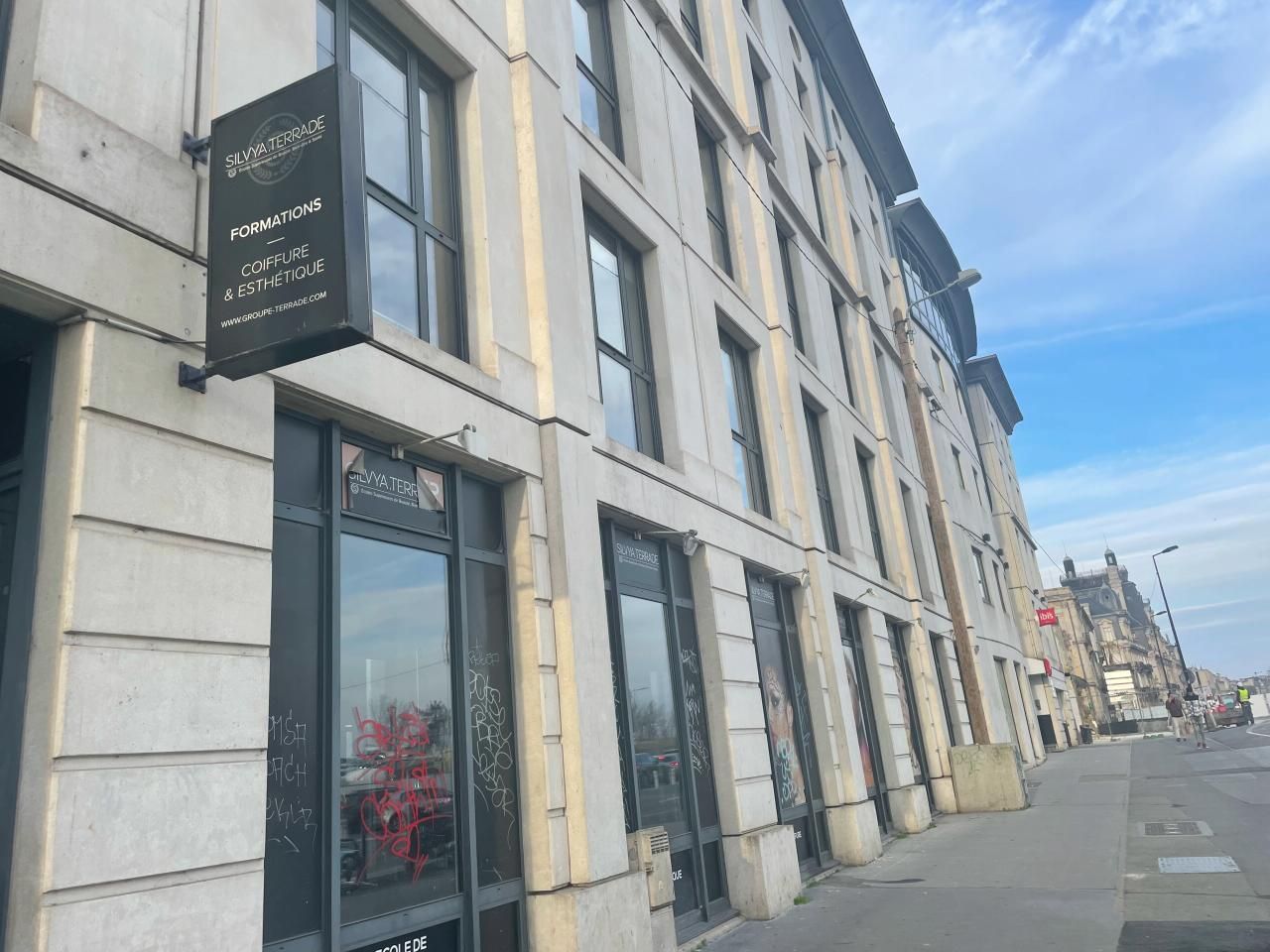 Location Bureaux 697.49 m² divisibles 33800 Bordeaux