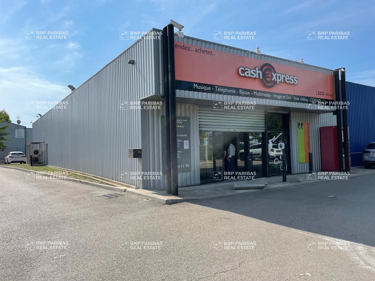 400 m² pour ce local commercial en location à Saint-mitre-les-remparts