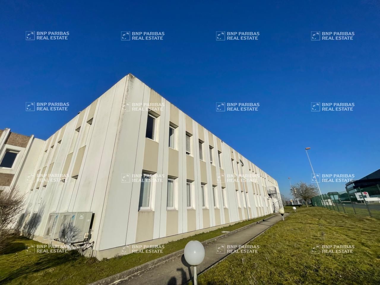 767.67 m² pour ce bureaux en location à Ormes