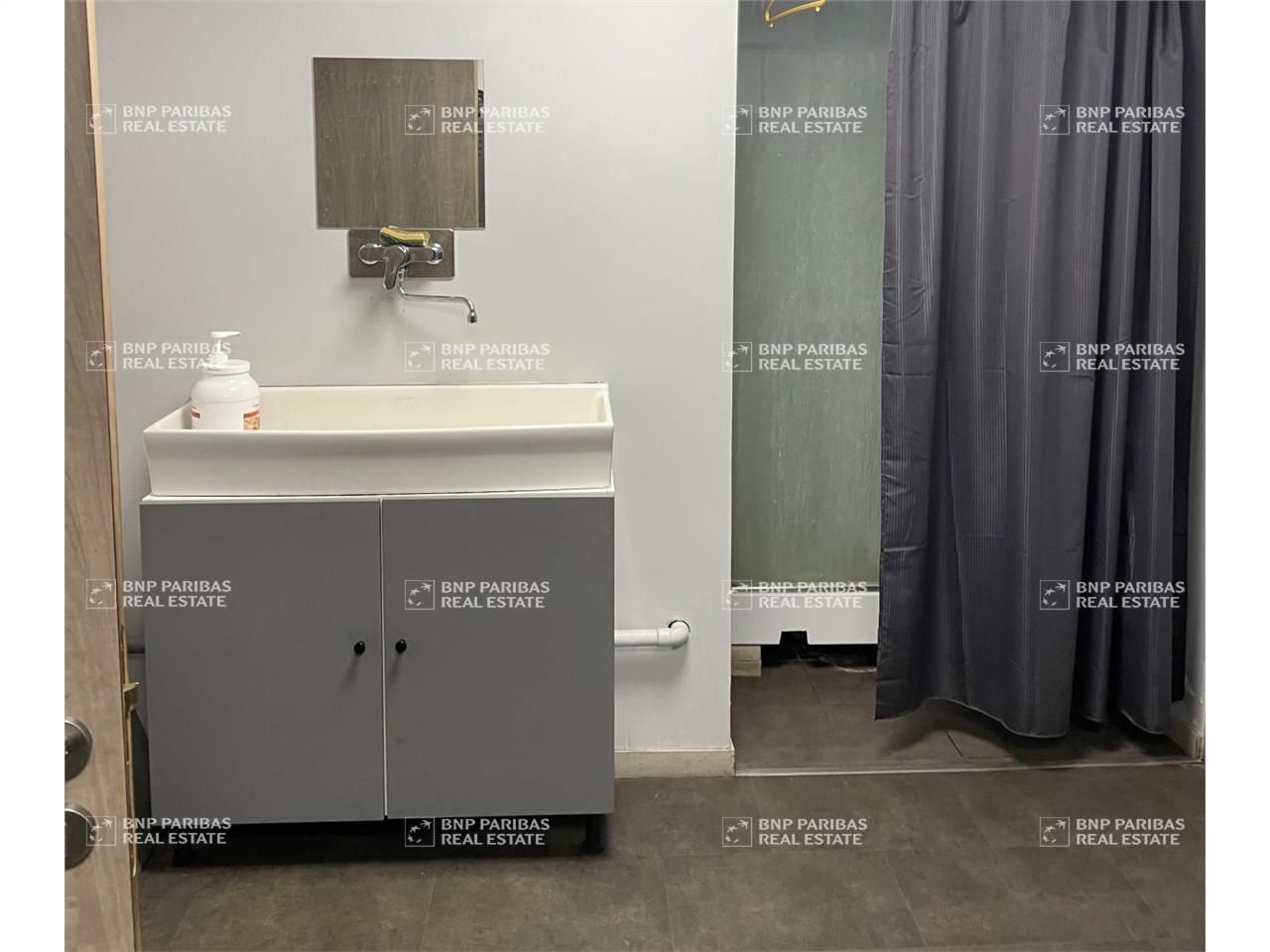 1040 m² pour ce activité en location à Miribel