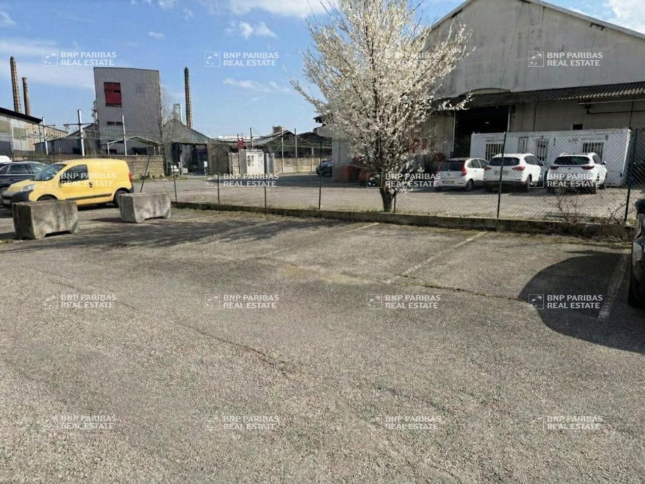 1115 m² pour ce activité en location à Vénissieux
