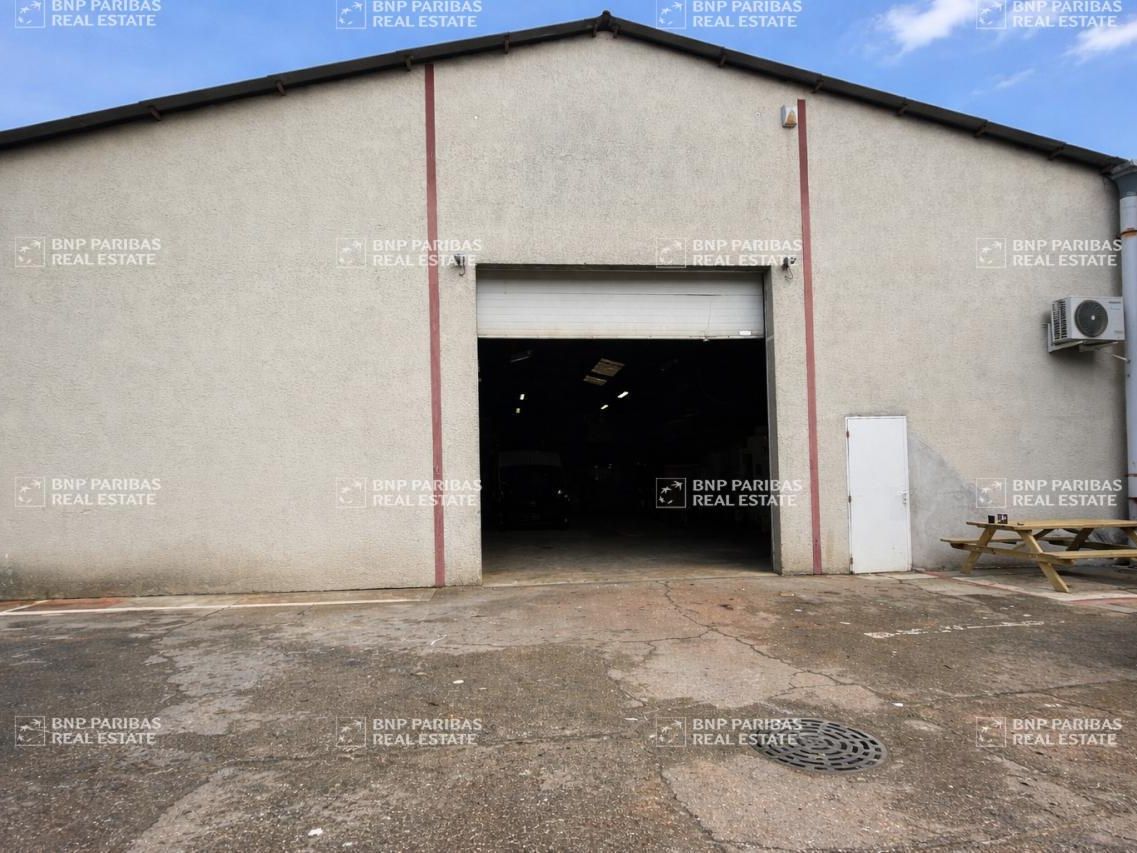 646 m² pour ce activité en location à Saint-genis-laval